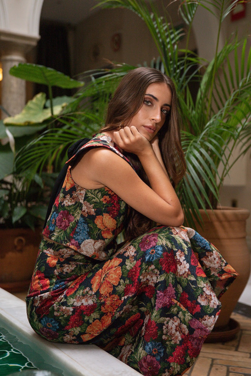 Fleur de Saison jacquard skirt set, seated side view