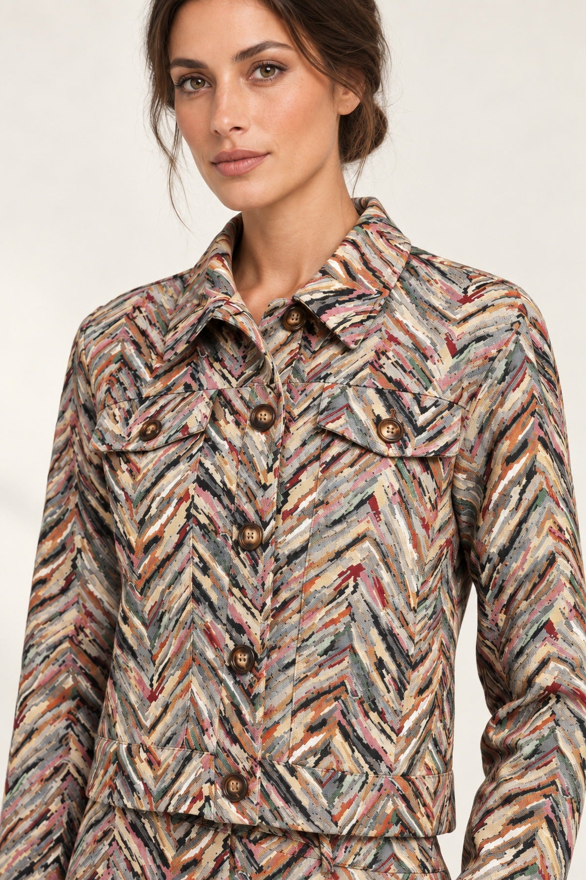 Héloïse Jacquard Jacket in Multico Chevron, close-up of the collar, chest pockets and woven fabric