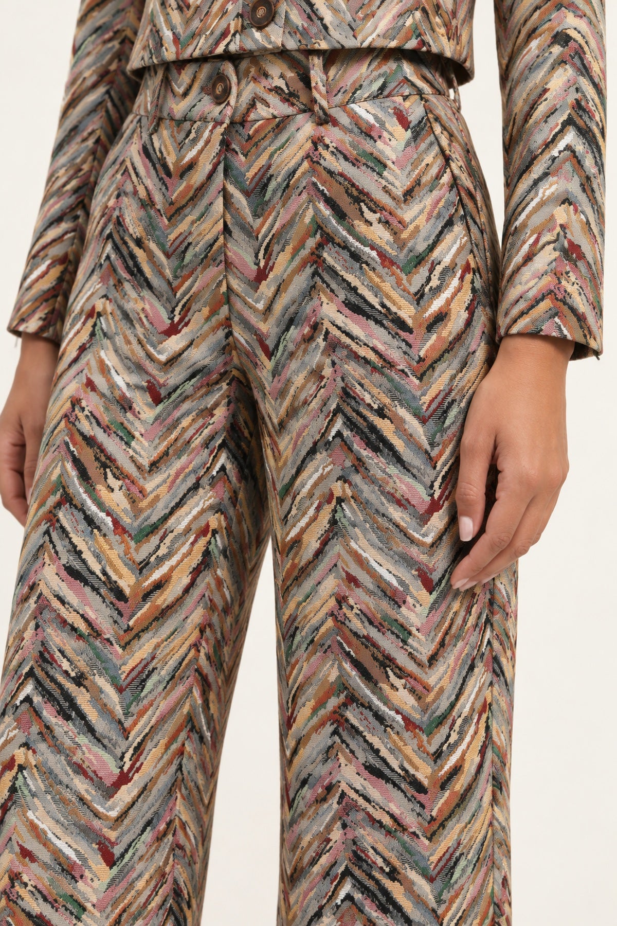 Close-up of the Héloïse Multico Chevron pants waistband, side pocket and jacquard texture