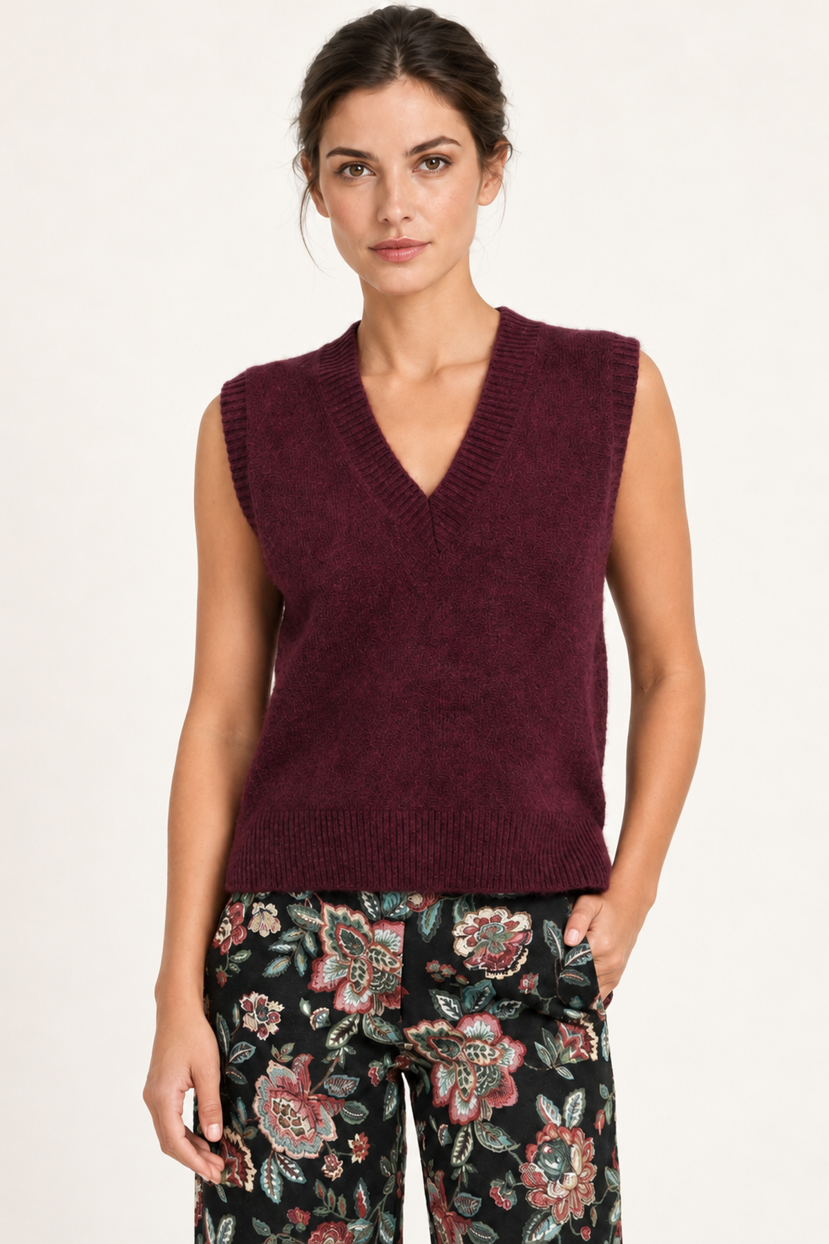 Solène burgundy sweater vest with floral trousers — front